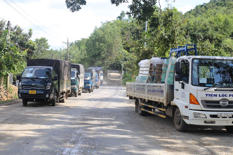 Phương tiện lưu thông qua chốt kiểm soát dịch Covid-19 trên địa bàn huyện Đạ Tẻh