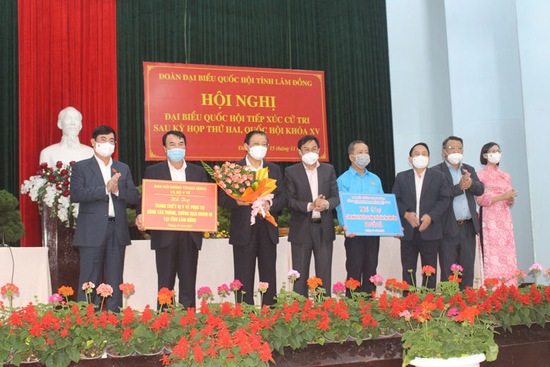 Ban Nội chính Trung ương và các bộ, ngành tặng trang thiết bị y tế và quà cho tỉnh Lâm Đồng
