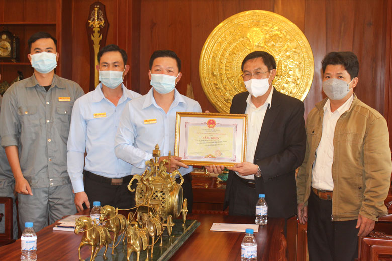 Chủ tịch Ủy ban MTTQ Việt Nam tỉnh Võ Ngọc Hiệp tặng Bằng khen cho doanh nghiệp đã có thành tích trong công tác phòng, chống COVID-19
