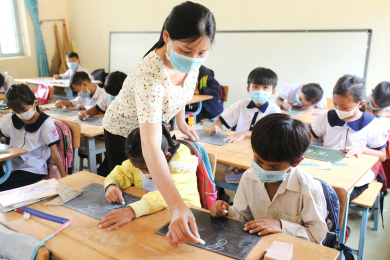 Các lớp học ở điểm trường thôn Phi Jút đảm bảo tiêu chí sạch, đẹp, việc dạy và học luôn được nhà trường hết sức quan tâm