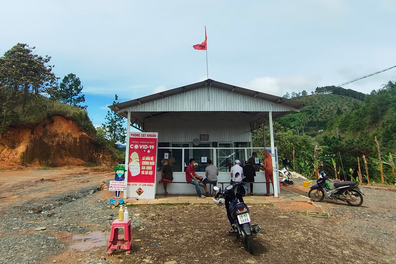 Người dân khai báo y tế khi đi qua địa bàn xã Ninh Loan, huyện Đức Trọng
