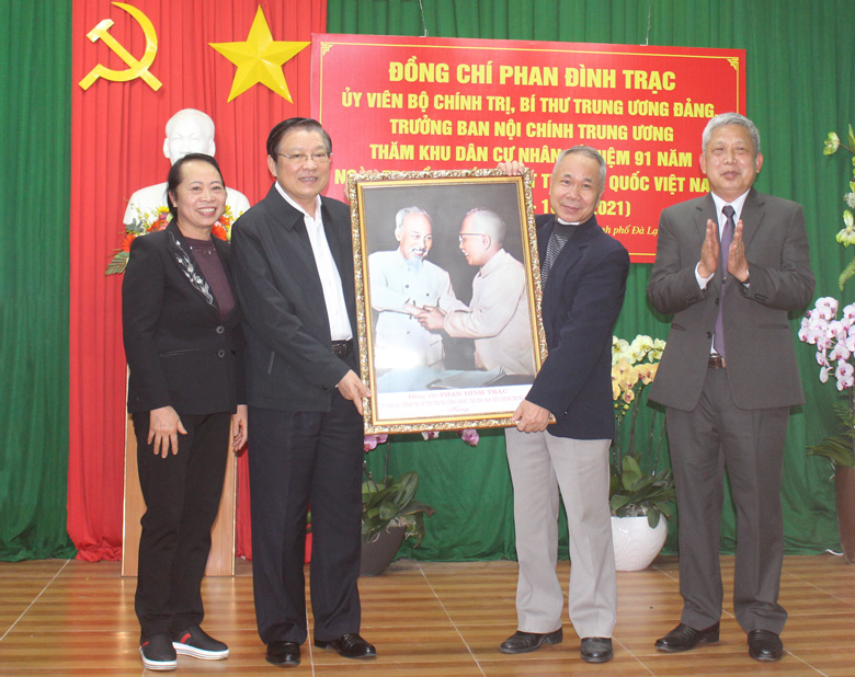 Đồng chí Phan Đình Trạc, Ủy viên Bộ Chính trị, Bí thư Trung ương Đảng, Trưởng Ban Nội chính Trung ương trao tặng bức ảnh Bác Hồ - Bác Tôn, biểu tượng của tỉnh đoàn kết cho cán bộ và Nhân dân Tổ dân phố 3, Phan Chu Trinh
