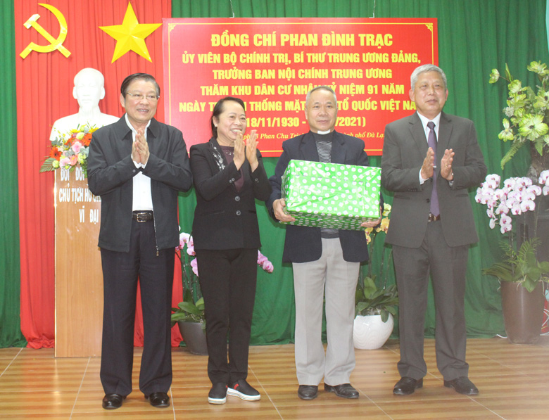 Trưởng Ban Nội chính Trung ương tặng quà cho Tổ dân phố 3, Phan Chu trinh tại lễ kỷ niệm ngày truyền thống Mặt trận Tổ quốc