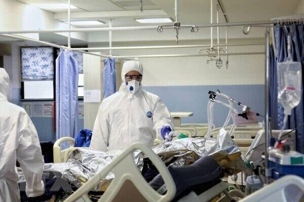 Nhân viên y tế điều trị cho bệnh nhân COVID-19 tại bệnh viện ở Iran