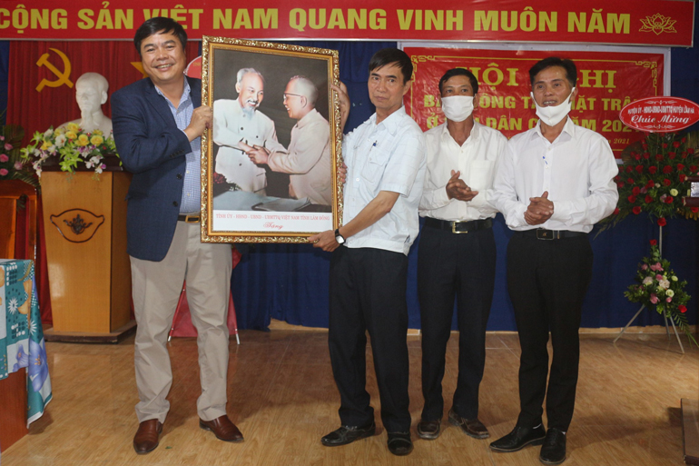 Đồng chí Đặng Đức Hiệp tặng bức tranh Bác Hồ và Bác Tôn – biểu tượng của sự đoàn kết dân tộc Việt Nam và tặng quà cho cán bộ và Nhân dân thôn Ngọc Sơn 3