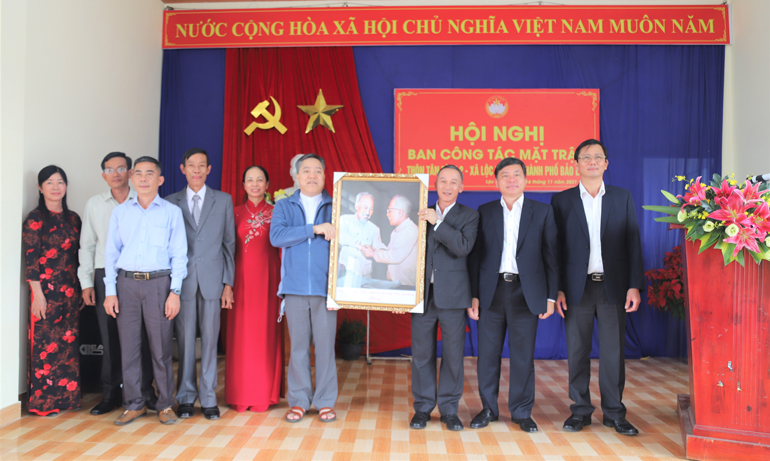 Chủ tịch UBND tỉnh Lâm Đồng Trần Văn Hiệp đã gửi tặng cán bộ và Nhân dân khu dân thôn Tân Bình 2 bức ảnh Bác Hồ - Bác Tôn, biểu tượng của đại đoàn kết dân tộc