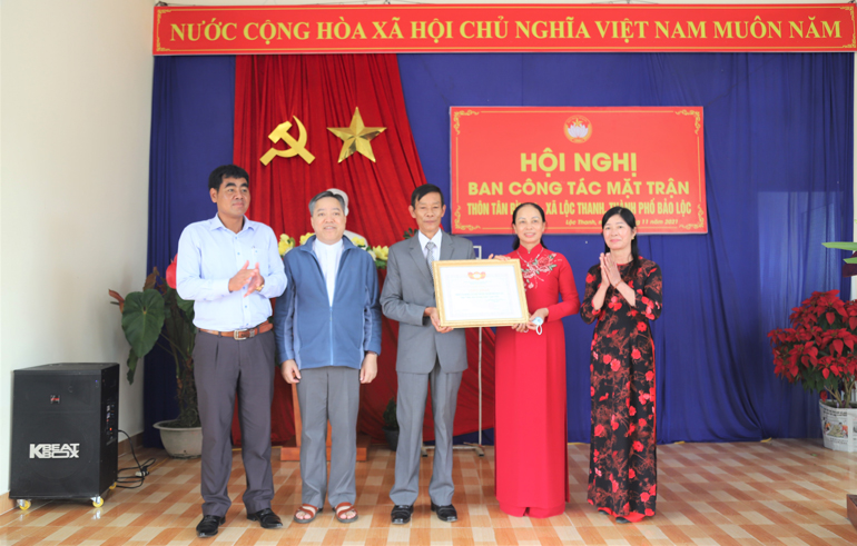 Ông Bon Yô Soan - Phó Chủ tịch Ủy ban MTTQ Việt Nam tỉnh Lâm Đồng, trao tặng Bằng công nhận thôn Tân Bình 2 đạt “Khu dân cư kiểu mẫu” năm 2021