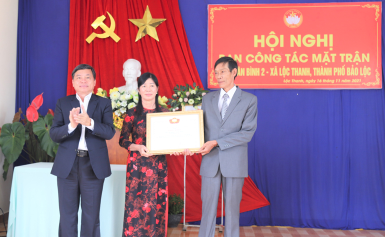 Đồng chí Nguyễn Văn Triệu – Bí thư Thành ủy Bảo Lộc tặng Bằng khen của Ủy ban MTTQ Việt Nam tỉnh Lâm Đồng cho thôn Tân Bình 2