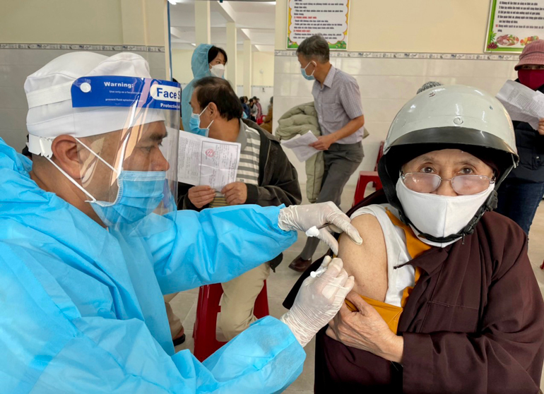 Tiêm vắc xin phòng Covid-19 cho người cao tuổi tại TP Đà Lạt