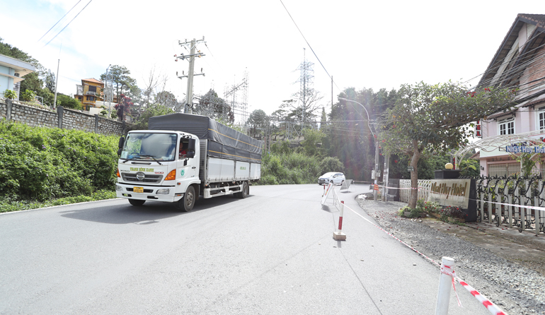 Đường Khe Sanh, đoạn đầu đèo Mimosa, khu vực bị ảnh hưởng vụ sạt lở taluy ngày 12/11