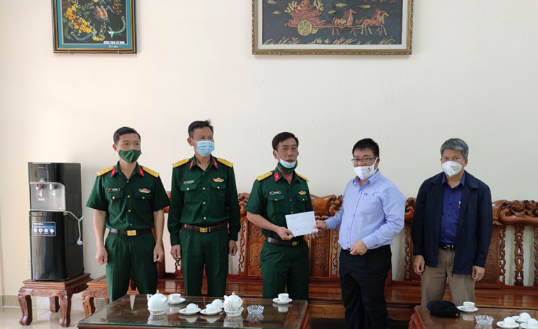 Đồng chí Nguyễn Ngọc Phúc – Bí thư Huyện ủy Đức Trọng, tặng quà các lực lượng đang làm nhiệm vụ tại Bệnh viện dã chiến