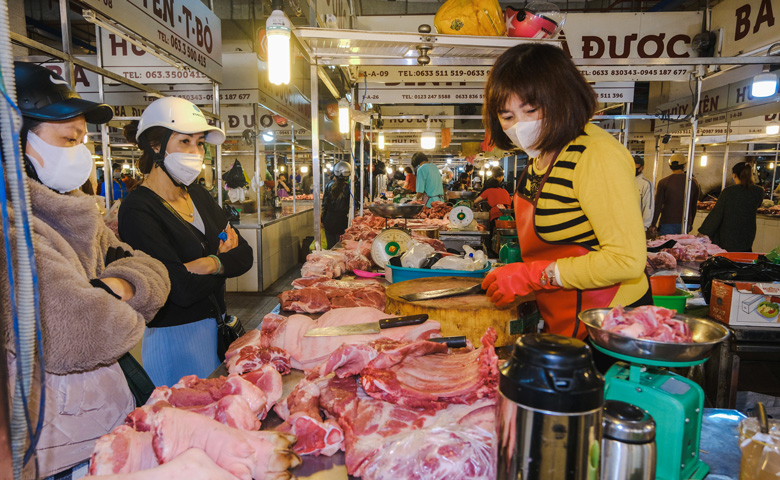Giá thịt lợn hơi đang ở mức 50.000 đồng/kg nhưng tại các chợ, siêu thị giá vẫn đang ở mức cao