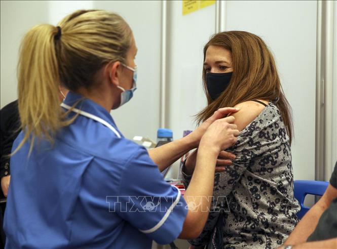 Nhân viên y tế tiêm vaccine ngừa COVID-19 cho người dân ở phía Tây London, Anh
