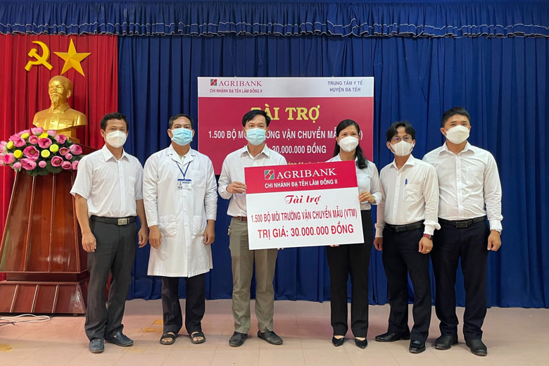 Agribank chi nhánh huyện Đạ Tẻh trao tặng vật tư y tế phòng chống dịch Covid-19
