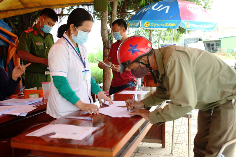 Các trường hợp người dân ngoài địa phương khi đi vào địa bàn huyện Cát Tiên bằng phương tiện cá nhân phải có giấy xét nghiệm âm tính với SARS-CoV-2 và thực hiện nghiêm việc khai báo y tế