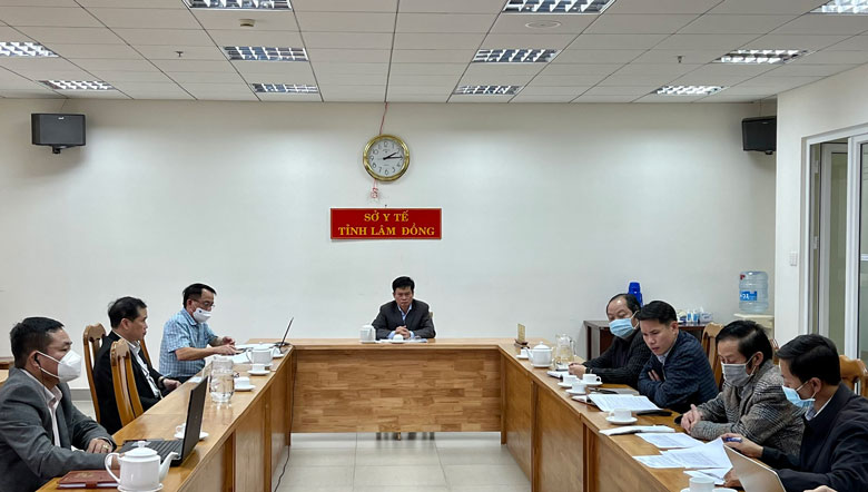 Giám đốc Sở Y tế Lâm Đồng Nguyễn Đức Thuận chủ trì hội nghị trực tuyến tại điểm cầu Lâm Đồng về đánh giá tiến độ tiêm chủng vắc xin phòng Covid-19
