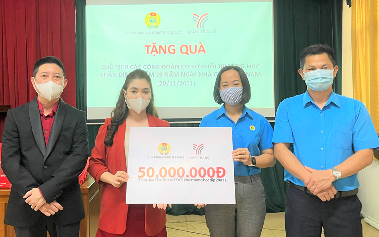 Bảo Lộc: Trao tặng 296 phần quà cho giáo viên nhân ngày Nhà giáo Việt Nam