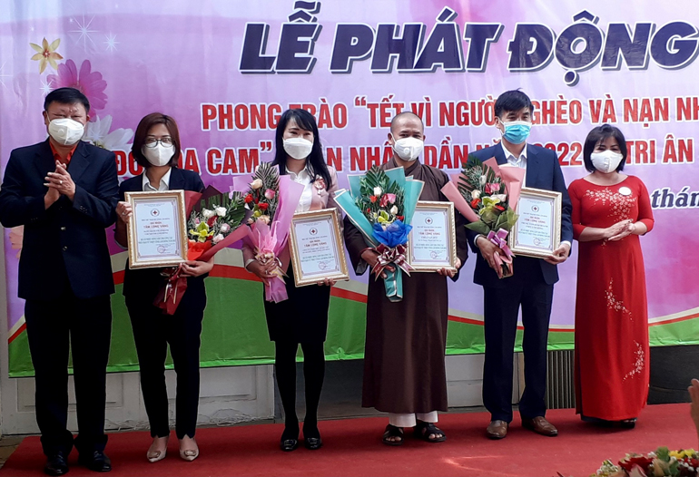 Lãnh đạo Hội CTĐ tỉnh trao bảng ghi nhận tấm lòng vàng và tặng hoa cho các nhà tài trợ tiêu biểu