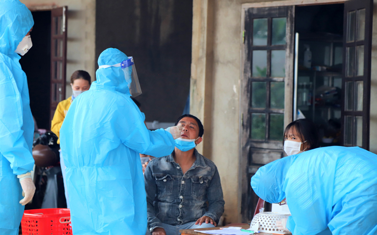 Lấy mẫu xét nghiệm nhanh SARS-CoV-2 cho người dân tại Tổ dân phố 17 (phường Lộc Phát)