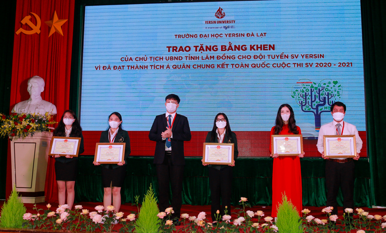 Tiến sĩ Phạm Đình Trung – Hiệu trưởng Trường Đại học Yersin Đà Lạt trao bằng khen của Chủ tịch UBND tỉnh Lâm Đồng cho đội tuyển SV Yersin 2020 – 2021