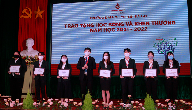 Tiến sĩ Phạm Đình Trung – Hiệu trưởng Trường Đại học Yersin Đà Lạt trao cho đại diện sinh viên nhận học bổng Alexandre Yersin