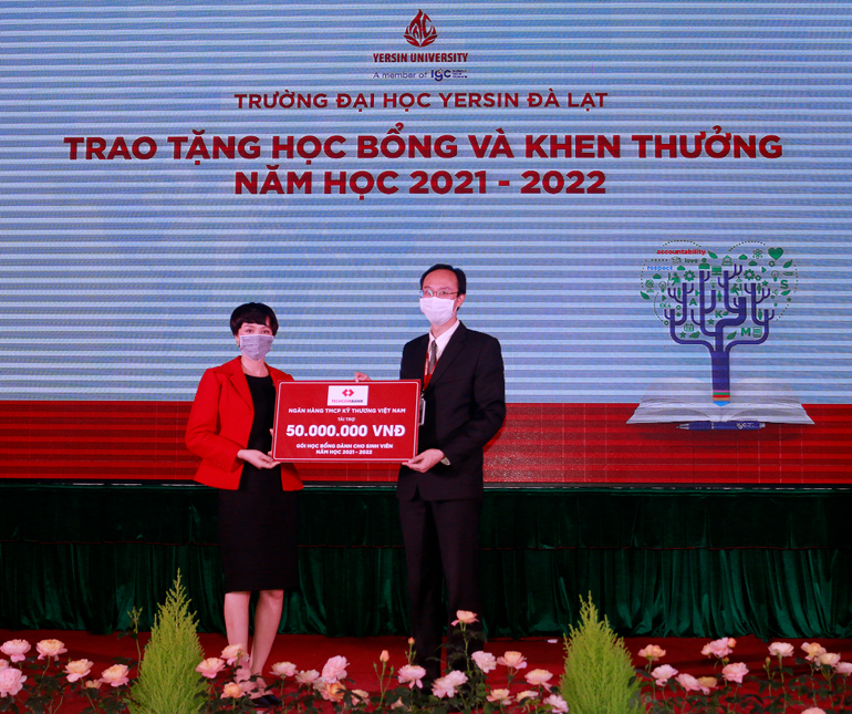 Thạc sĩ Nguyễn Thanh Sơn – Phó Hiệu trưởng Trường Đại học Yersin Đà Lạt tiếp nhận học bổng của các nhà tài trợ