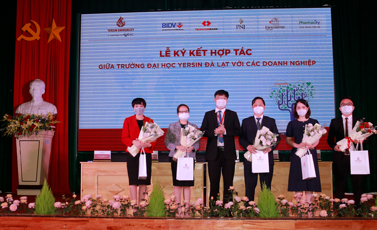 Tiến sĩ Phạm Đình Trung – Hiệu trưởng Trường Đại học Yersin Đà Lạt tặng hoa cảm ơn các doanh nghiệp, nhà tài trợ
