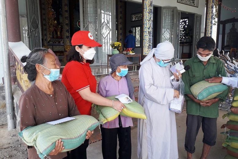 Hội Chữ thập đỏ huyện Cát Tiên trao quà cho các hộ dân có hoàn cảnh khó khăn