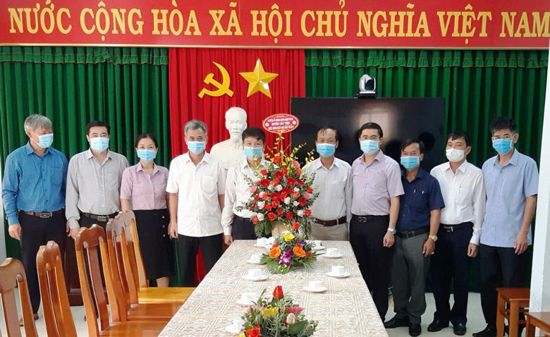 Lãnh đạo huyện Cát Tiên thăm, tặng hoa chúc mừng nhân ngày Nhà giáo Việt Nam