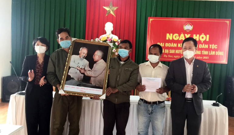 Trưởng Ban Dân vận Tỉnh ủy dự ''Ngày hội Đại đoàn kết toàn dân tộc'' tại Lạc Dương