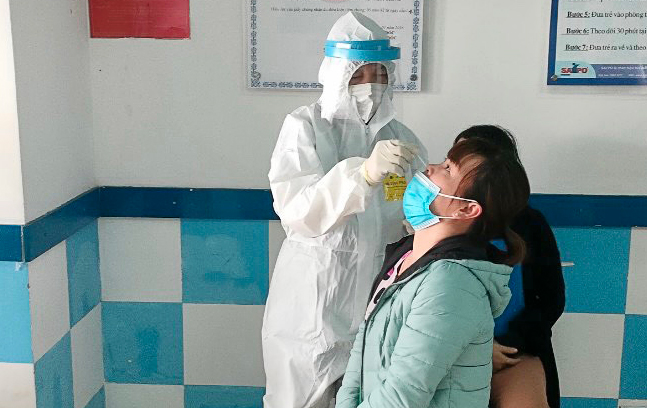 Trung tâm Kiểm soát Bệnh tật Lâm Đồng tổ chức sàng lọc SARS-CoV-2 cho toàn bộ cán bộ, nhân viên đơn vị để chủ động kiểm soát phòng chống dịch