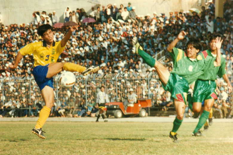 Trận đấu giữa đội tuyển Lâm Đồng và Công An Hà Nội năm 1996, khán giả đông đúc ngợp trời