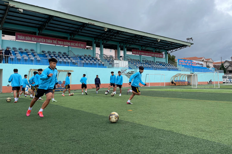 Cầu thủ U17, U18 Lâm Đồng tập luyện trên sân cỏ nhân tạo