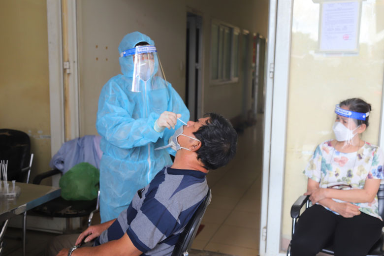  Lực lượng y tế lấy mẫu xét nghiệm SARS-CoV-2 cho các tiểu thương tại chợ Bảo Lộc