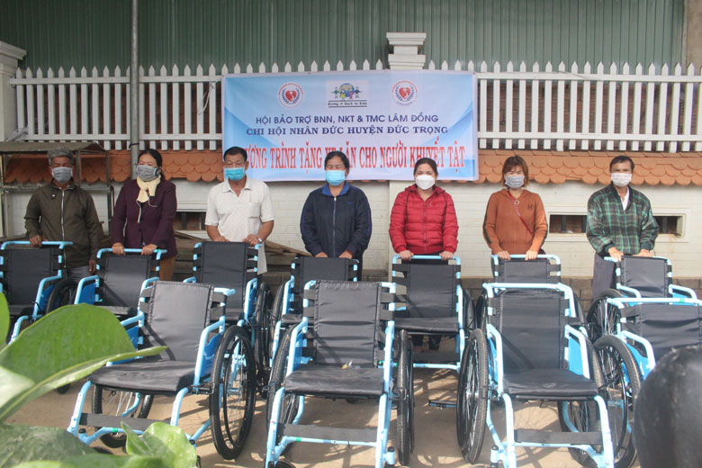 Trao xe lăn cho thân nhân người khuyết tật trên địa bàn huyện Đức Trọng