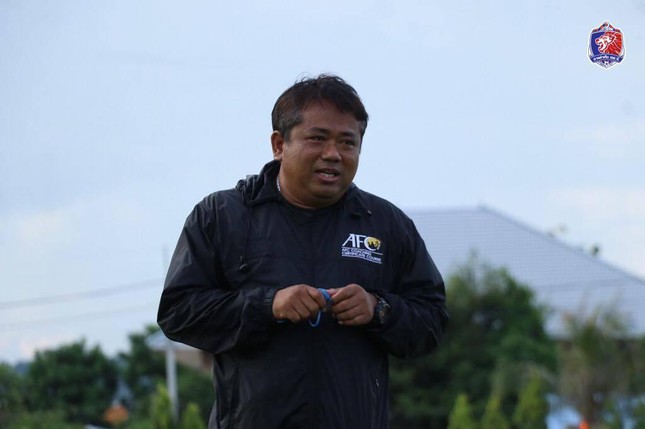 Jadet Meelarp, trợ lý tuyển Thái Lan