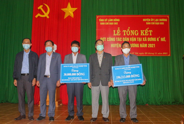 Lãnh đạo Đảng ủy Khối Doanh nghiệp tỉnh trao bảng tượng trưng công trình cho lãnh đạo xã xã Đưng K’Nớ