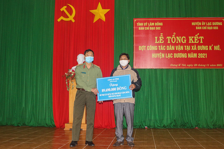 Lãnh đạo Công an tỉnh trao bảng tượng trưng công trình cho lãnh đạo xã Đưng K’Nớ