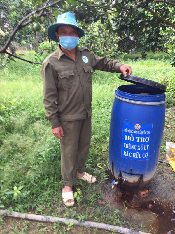 Ông Nguyễn Bá Tiến (thôn Hà Tây, xã Quốc Oai, huyện Đạ Tẻh)tham gia mô hình “Xử lý rác thải hữu cơ thành phân bón tại hộ gia đình” do Hội Nông dân xã triển khai