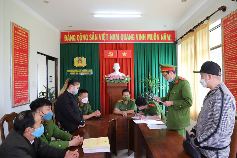 Cơ quan Cảnh sát điều tra Công an tỉnh Lâm Đồng đọc lệnh bắt Phan Thị Kim Lộc. Ảnh: Lê Tiến