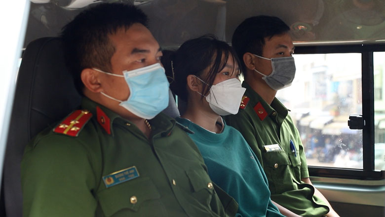 Cơ quan Cảnh sát điều tra Công an tỉnh Lâm Đồng đọc lệnh bắt Huỳnh Nguyễn Hà Vy. Ảnh: Lê Tiến