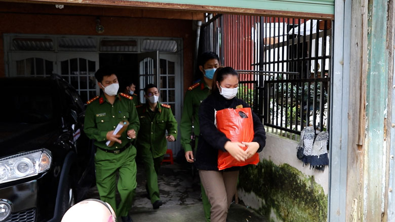 Cơ quan Cảnh sát điều tra Công an tỉnh Lâm Đồng dẫn giải Nguyễn Ngọc Huyền My. Ảnh: Lê Tiến