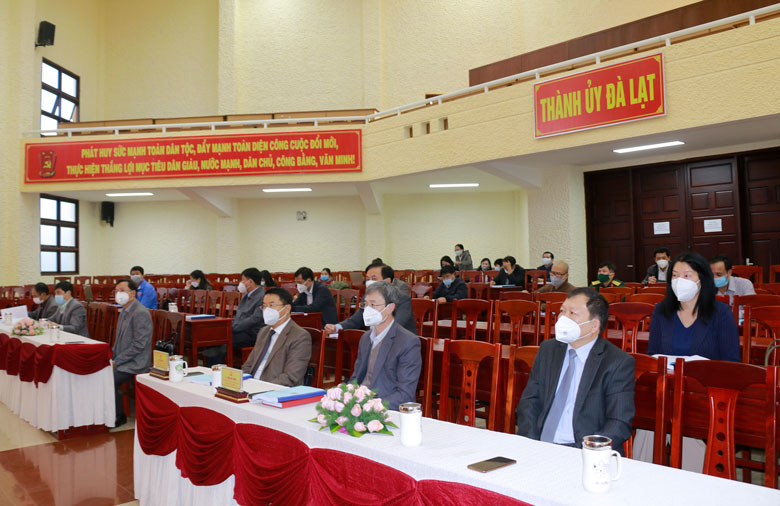 Các đại biểu tham dự lễ khai giảng tại điểm cầu Hội trường Thành ủy Đà Lạt