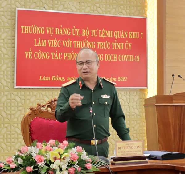 Thiếu tướng Du Trường Giang - Ủy viên Ban thường vụ Đảng ủy, Phó Tư lệnh Quân khu 7 phát biểu tại hội nghị