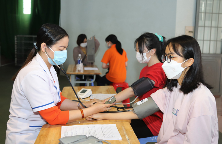 Khám sàng lọc cho học sinh THPT TP Bảo Lộc trước khi tiêm vắc xin phòng Covid-19