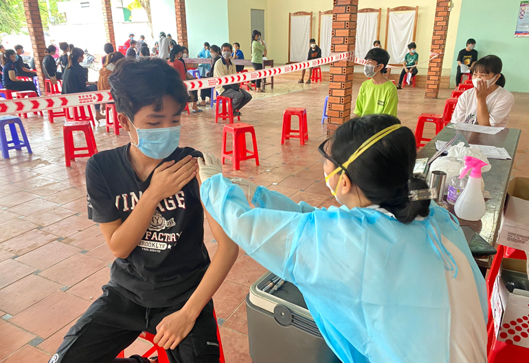Trung tâm Y tế huyện Đạ Tẻh tiến hành tiêm vắc xin cho học sinh trên địa bàn