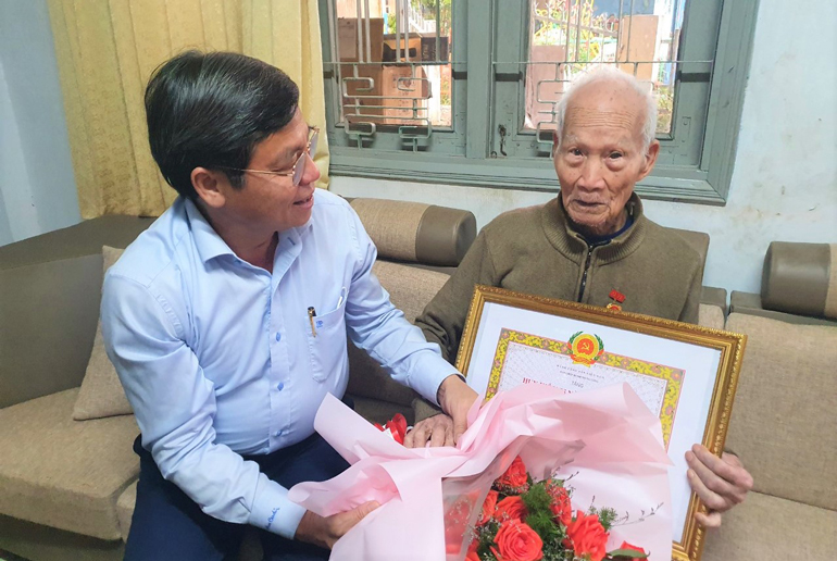 Bí thư Thành ủy Bảo Lộc Nguyễn Văn Triệu thăm hỏi và trao Huy hiệu 75 năm tuổi Đảng cho đảng viên Lê Tri Phương thuộc Đảng bộ Phường 2