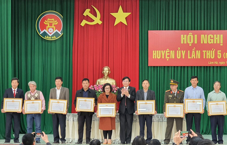 Bí thư Huyện ủy Lâm Hà trao giấy khen cho các tổ chức cơ sở đảng có thành tích hoàn thành xuất sắc nhiệm vụ năm 2020