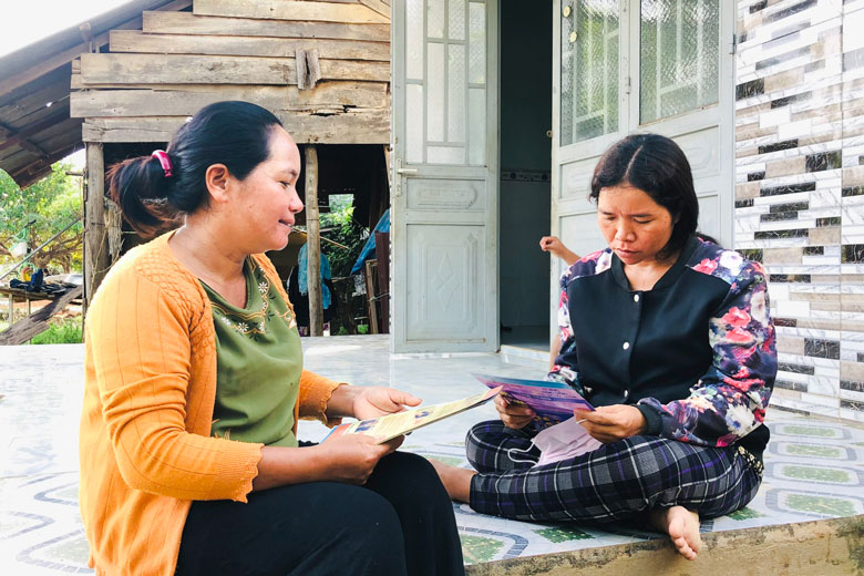 Chị Ka Dụ (áo vàng) là cầu nối quan trọng, gắn kết hội viên phụ nữ trong vùng đồng bào dân tộc thiểu số ở thôn Đạ Nhar