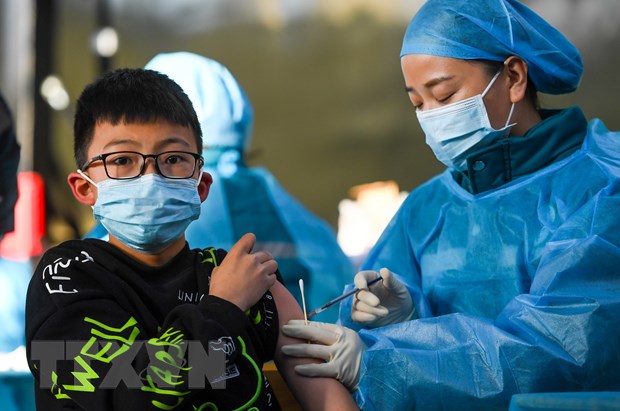 Nhân viên y tế tiêm vaccine phòng COVID-19 cho trẻ em tại Khu tự trị Nội Mông, Trung Quốc, ngày 23/11/2021
